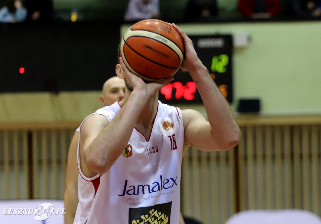 Rozbili AZS w Trapezie