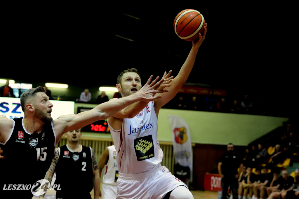 Rozbili AZS w Trapezie