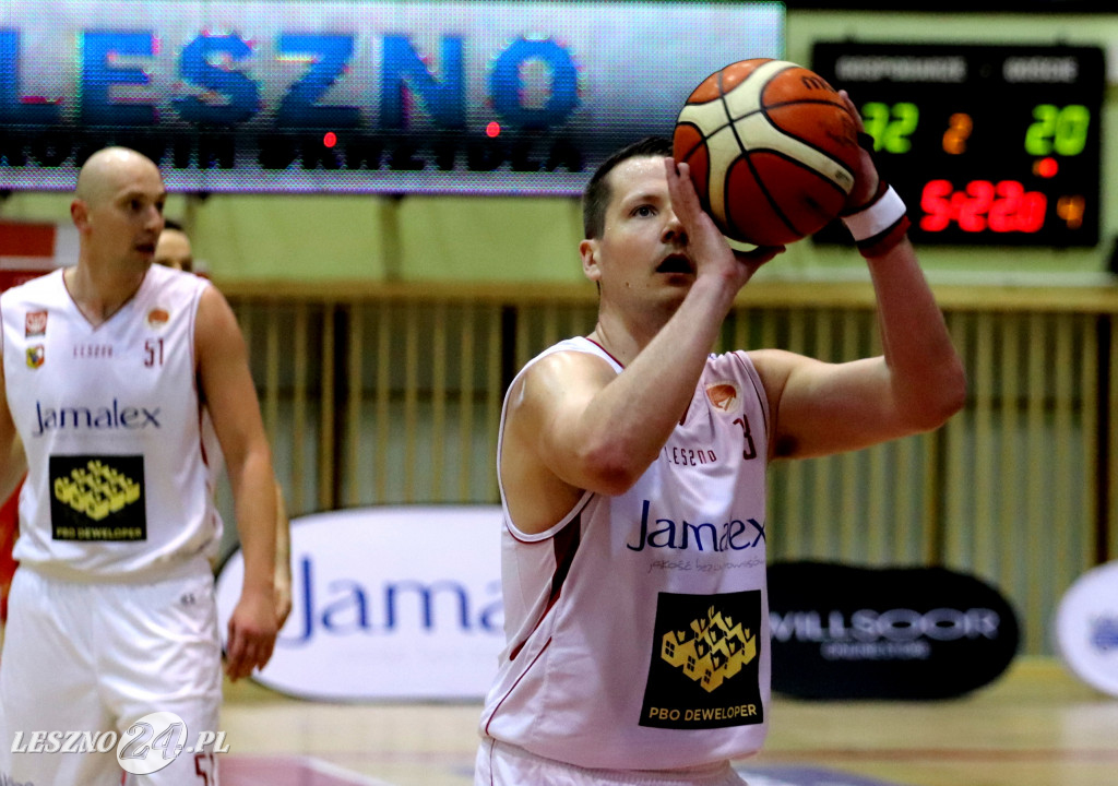 Rozbili AZS w Trapezie