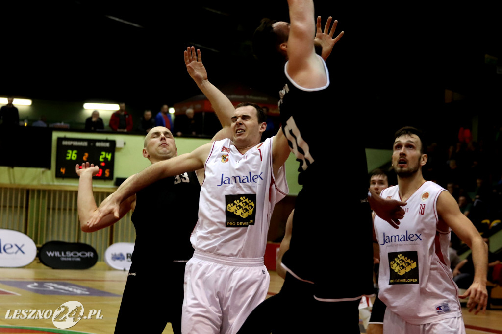 Rozbili AZS w Trapezie