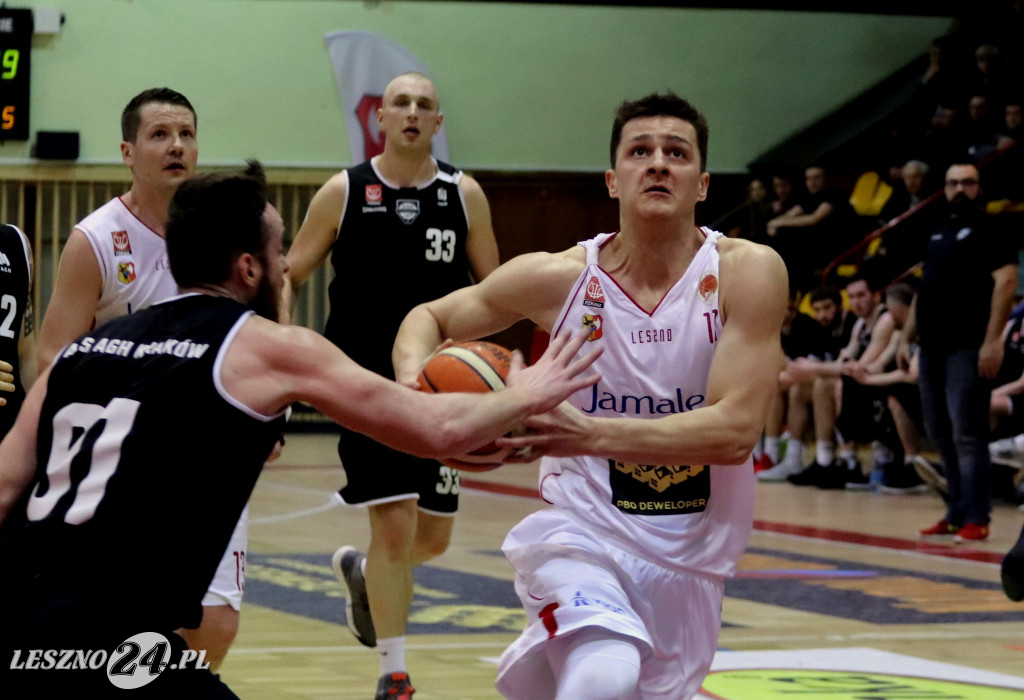 Rozbili AZS w Trapezie