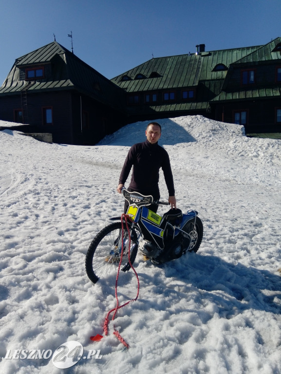Na Śnieżkę z motocyklem żużlowym