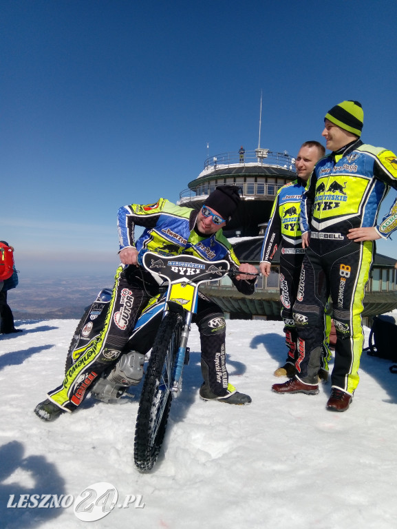 Na Śnieżkę z motocyklem żużlowym