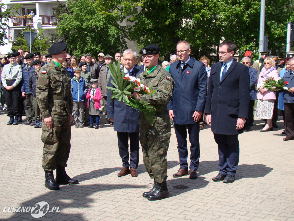 3 maja 2019 w Lesznie. Pod pomnikiem