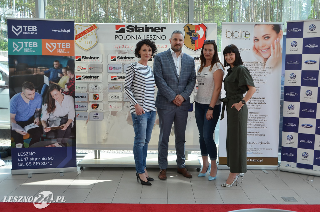 Przed sesją fotograficzna piłkarek