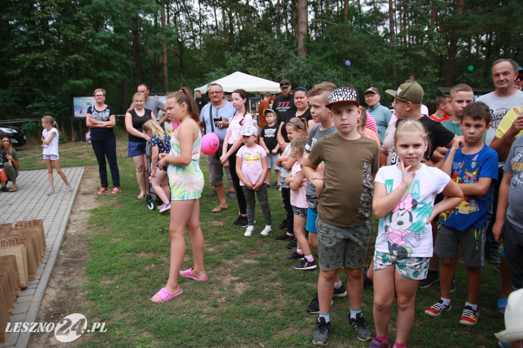 Młodzi wędkarze z pucharami