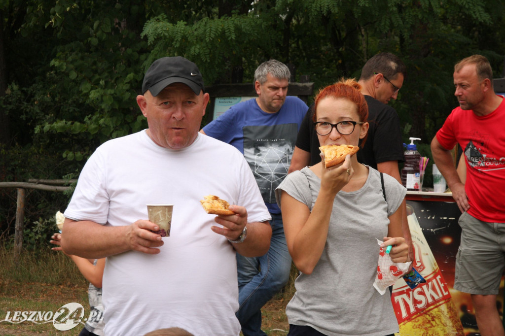 Młodzi wędkarze z pucharami