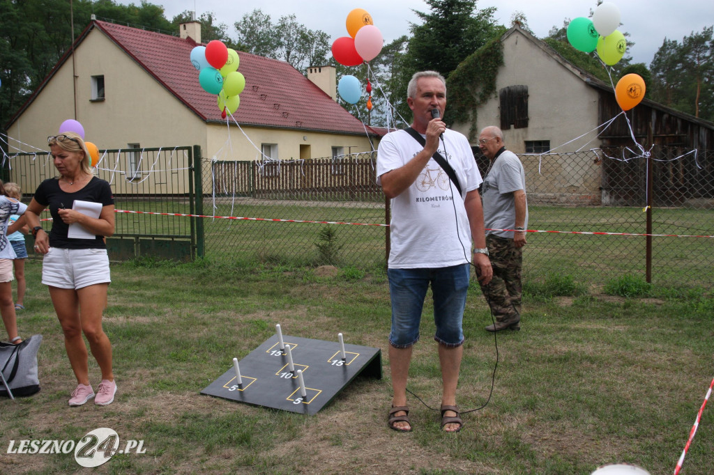 Młodzi wędkarze z pucharami
