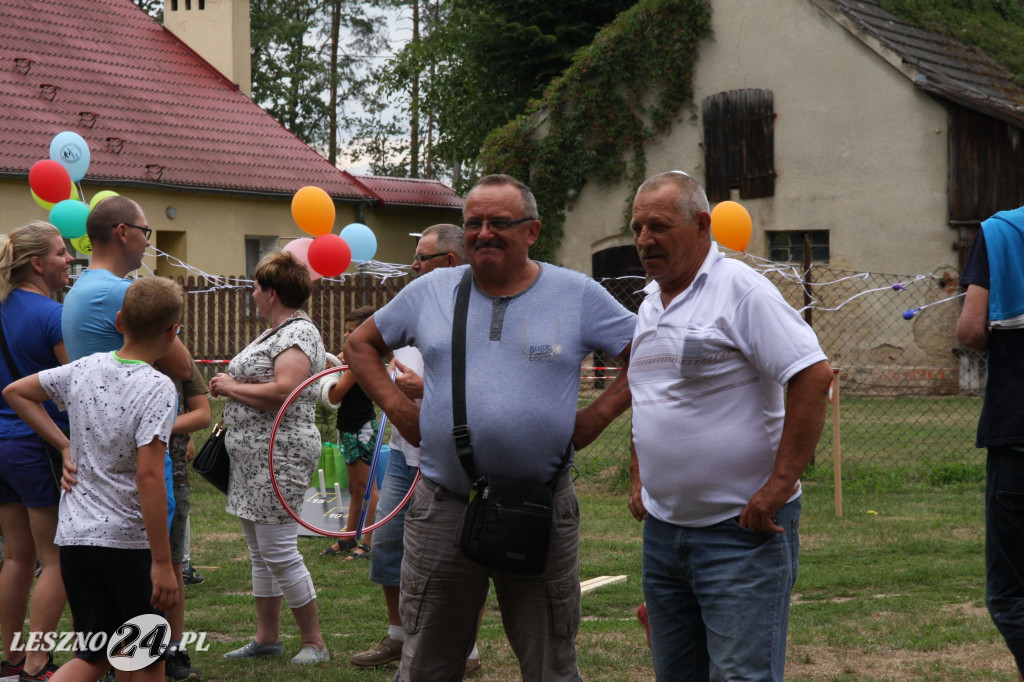 Młodzi wędkarze z pucharami