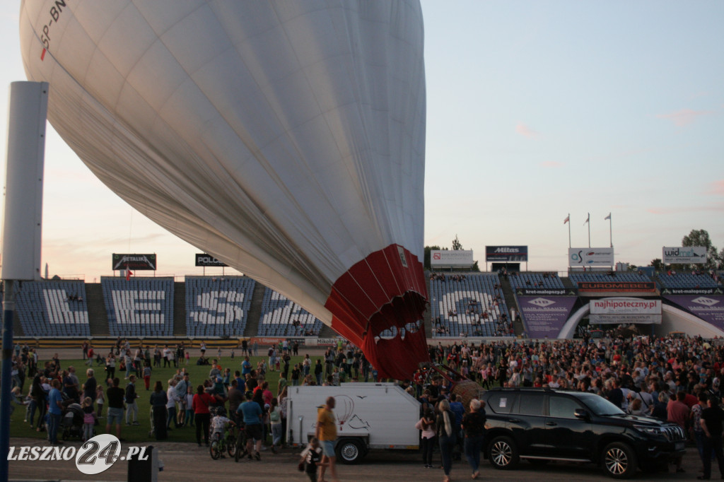 Nocny pokaz balonów w Lesznie