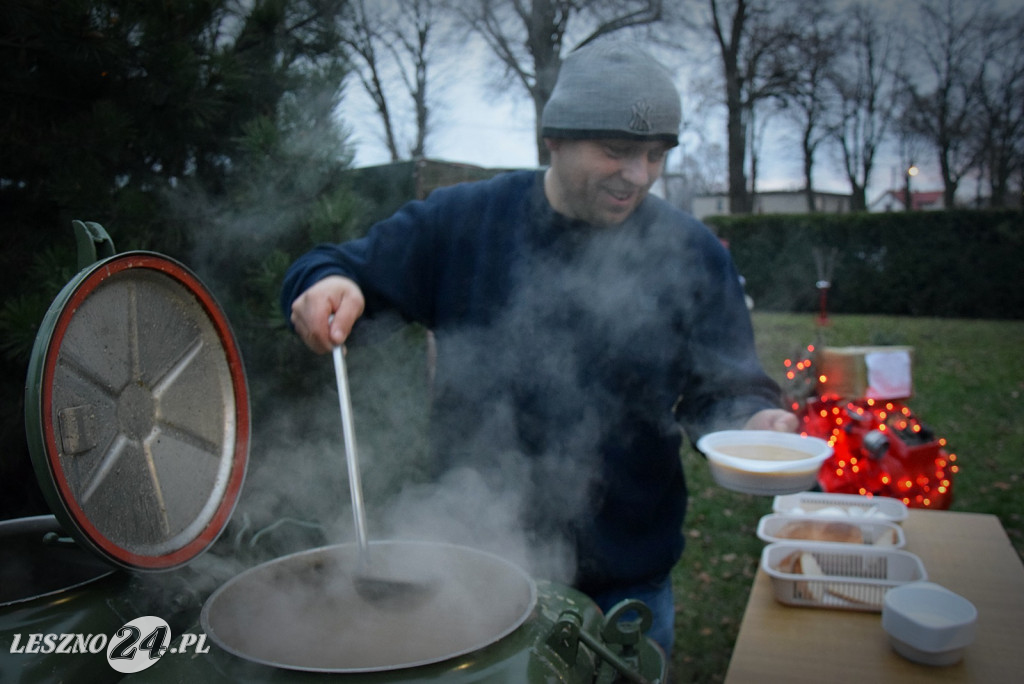 Mikołaj przyjechał wielkim, czerwonym wozem