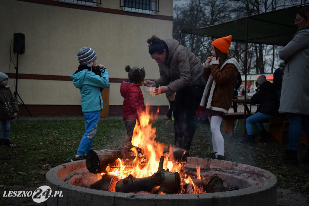 Mikołaj przyjechał wielkim, czerwonym wozem