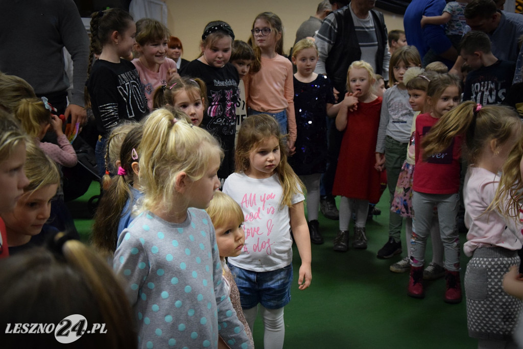 Mikołaj przyjechał wielkim, czerwonym wozem