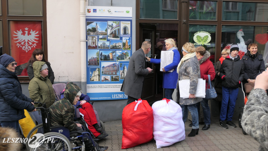 Przekazali poduszkowe serca w centrum Leszna