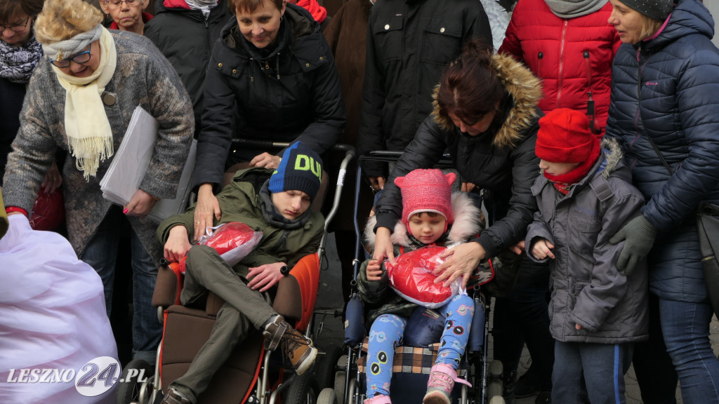 Przekazali poduszkowe serca w centrum Leszna