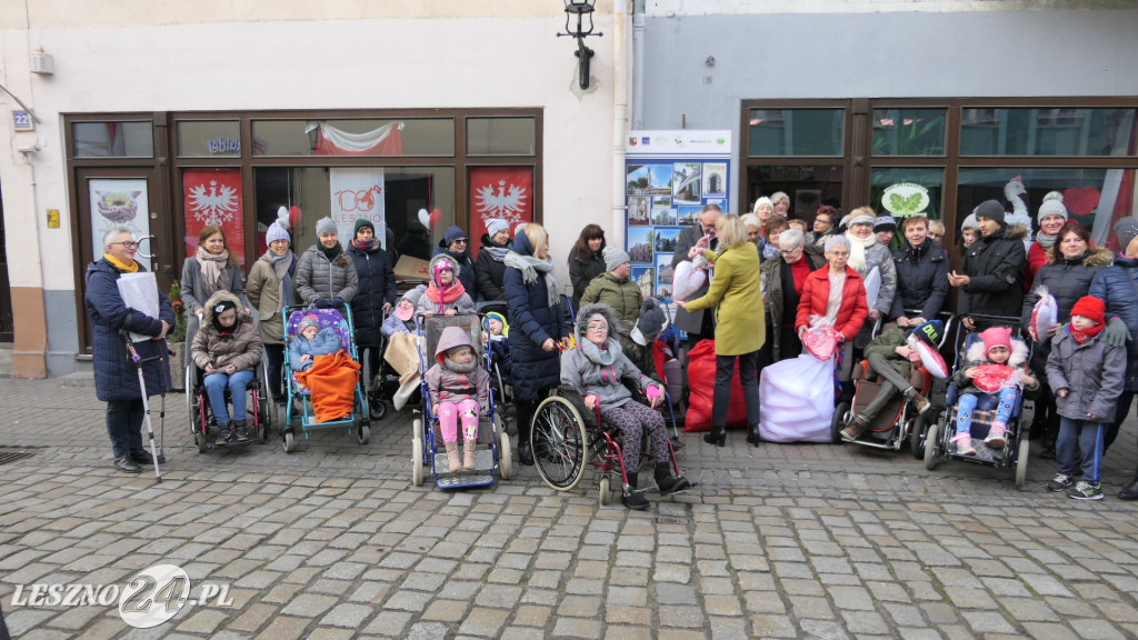 Przekazali poduszkowe serca w centrum Leszna