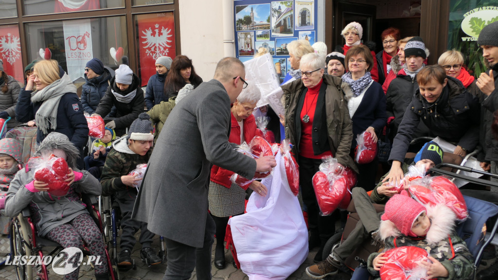 Przekazali poduszkowe serca w centrum Leszna