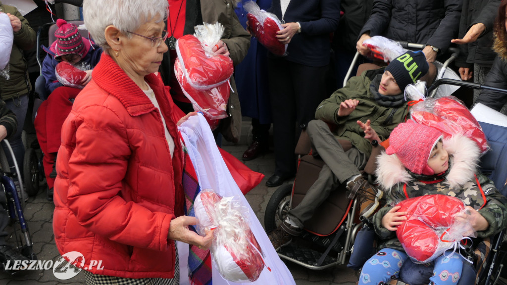 Przekazali poduszkowe serca w centrum Leszna