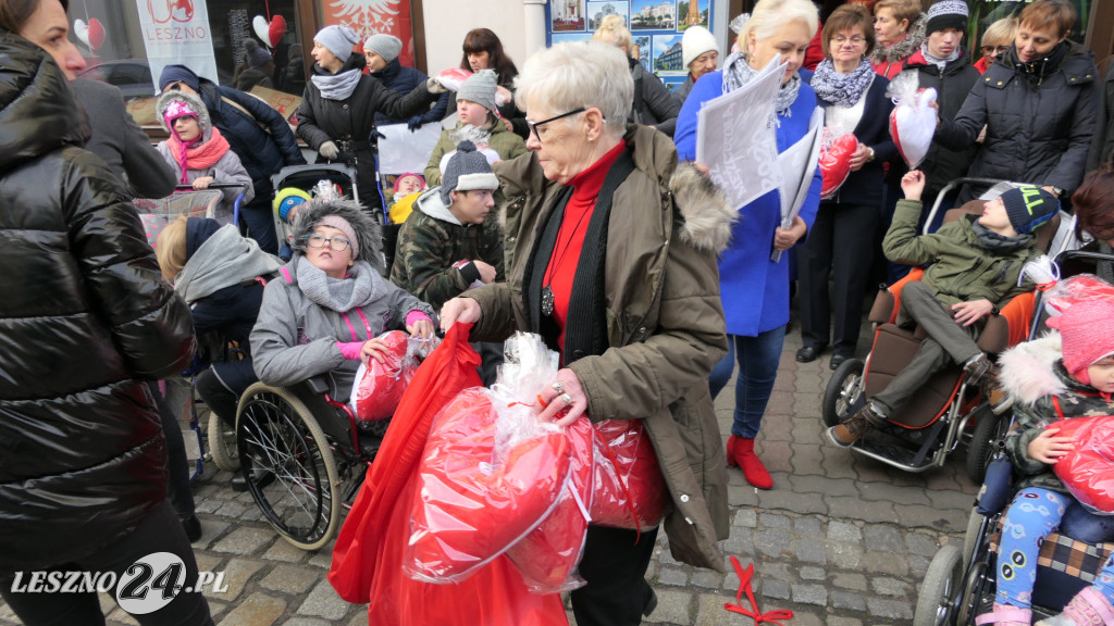 Przekazali poduszkowe serca w centrum Leszna