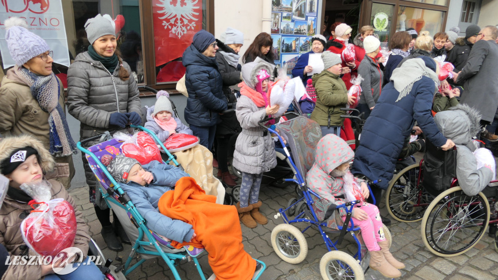 Przekazali poduszkowe serca w centrum Leszna