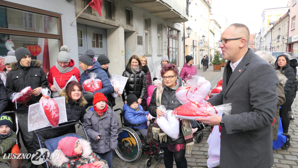 Przekazali poduszkowe serca w centrum Leszna