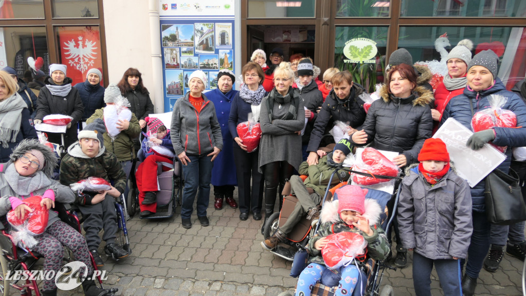 Przekazali poduszkowe serca w centrum Leszna