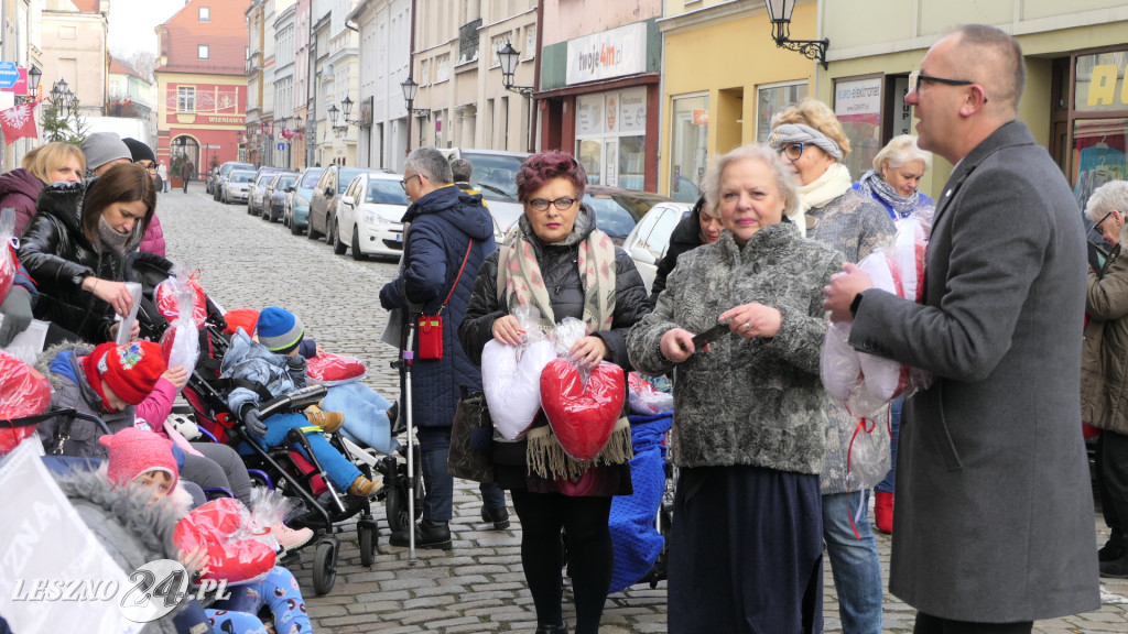 Przekazali poduszkowe serca w centrum Leszna