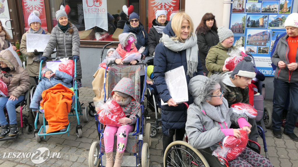 Przekazali poduszkowe serca w centrum Leszna