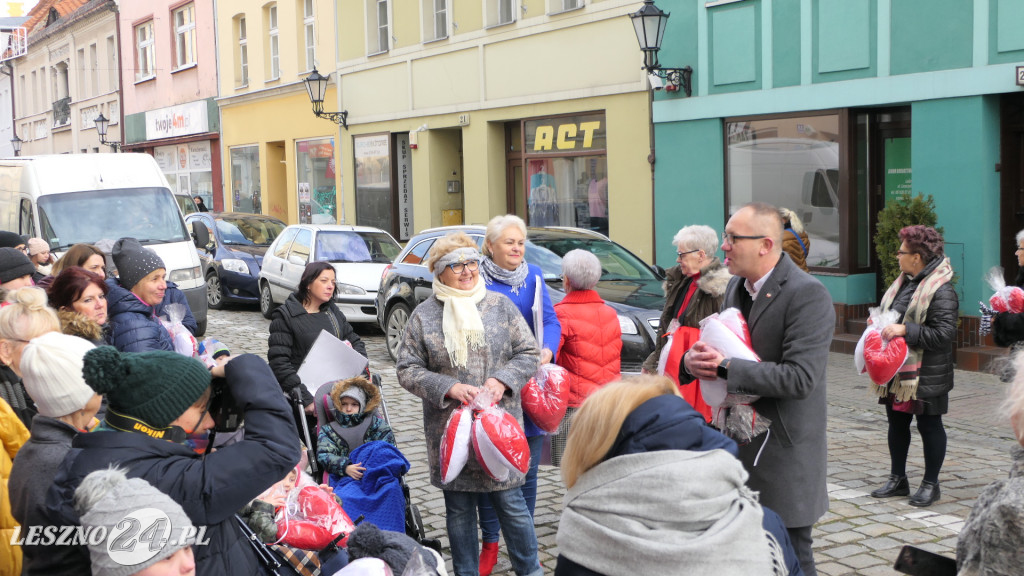 Przekazali poduszkowe serca w centrum Leszna