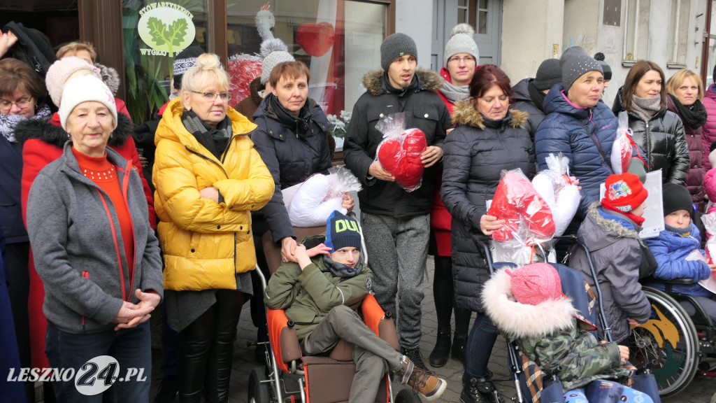 Przekazali poduszkowe serca w centrum Leszna