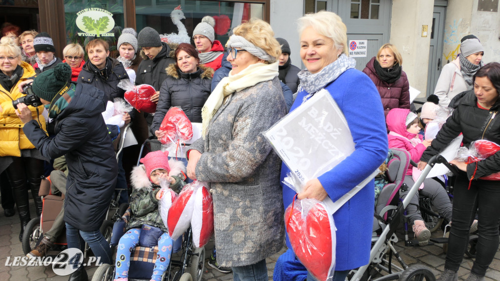 Przekazali poduszkowe serca w centrum Leszna