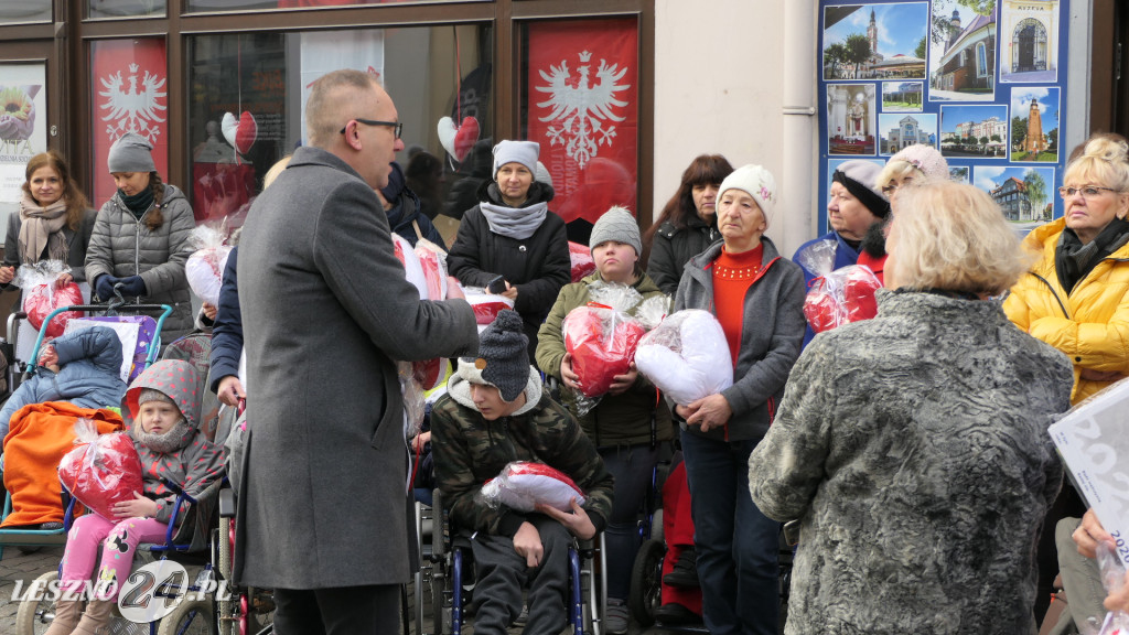 Przekazali poduszkowe serca w centrum Leszna
