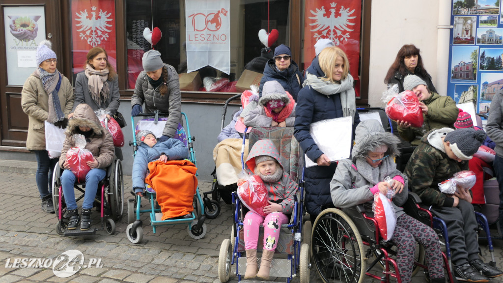 Przekazali poduszkowe serca w centrum Leszna