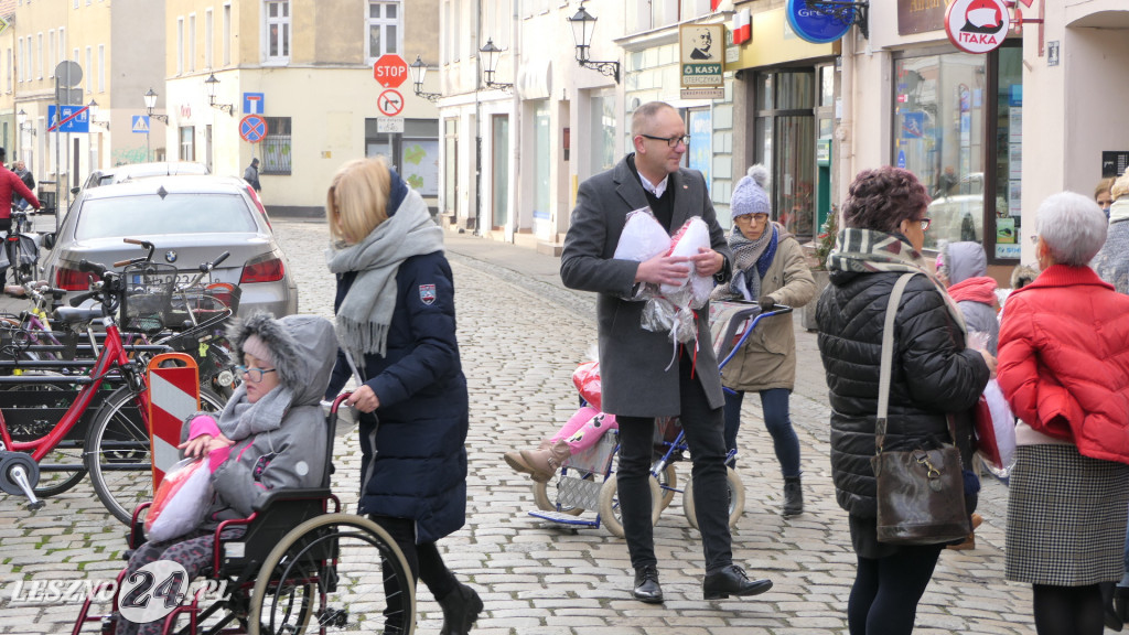 Przekazali poduszkowe serca w centrum Leszna