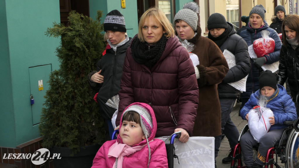 Przekazali poduszkowe serca w centrum Leszna