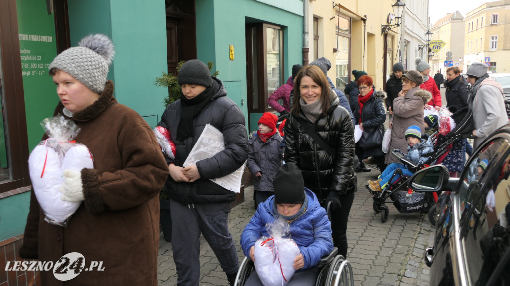 Przekazali poduszkowe serca w centrum Leszna