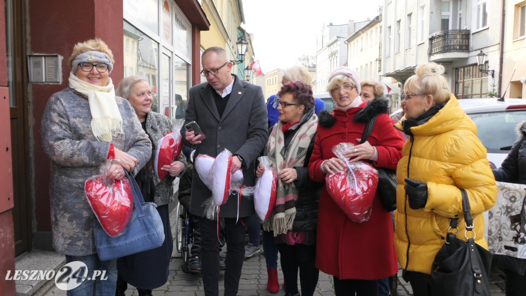 Przekazali poduszkowe serca w centrum Leszna