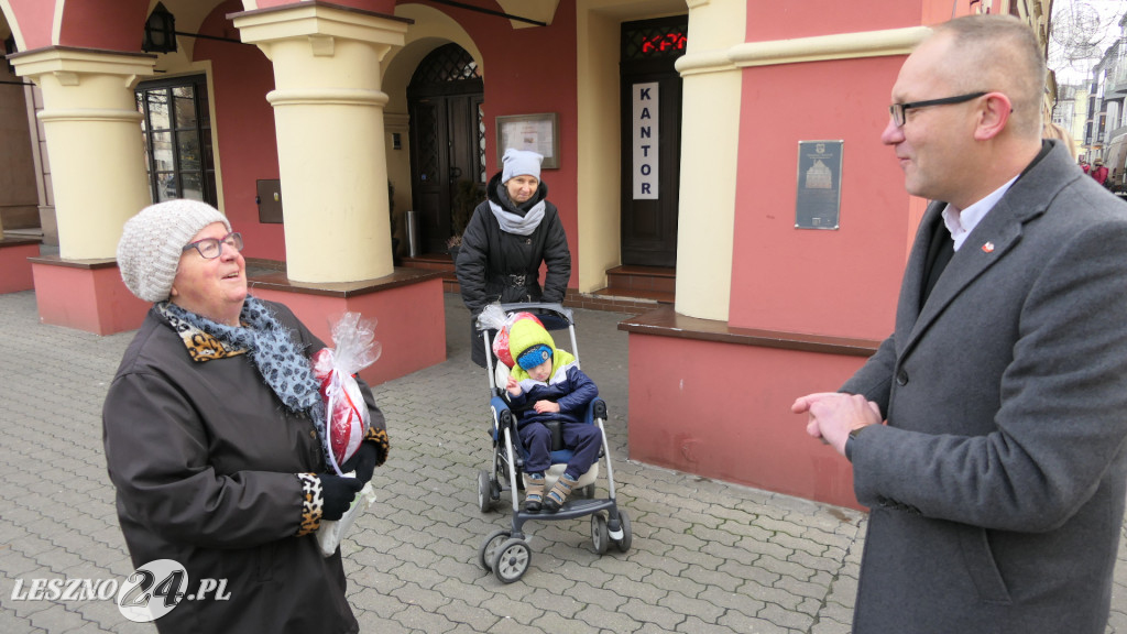 Przekazali poduszkowe serca w centrum Leszna