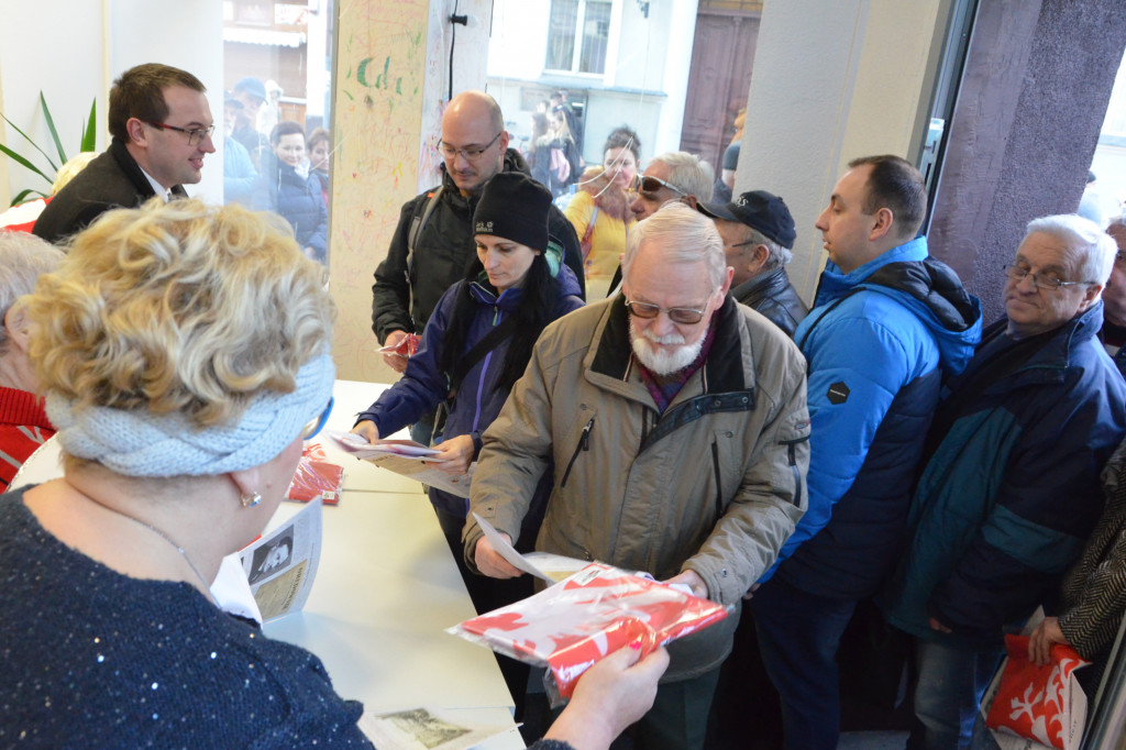 Flagi i serduszka dla leszczynian