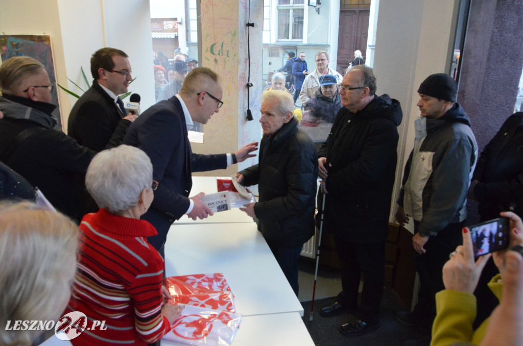 Flagi i serduszka dla leszczynian