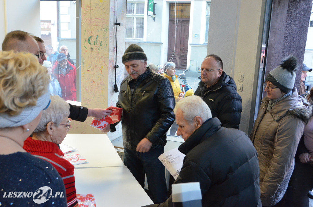 Flagi i serduszka dla leszczynian