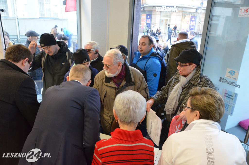 Flagi i serduszka dla leszczynian