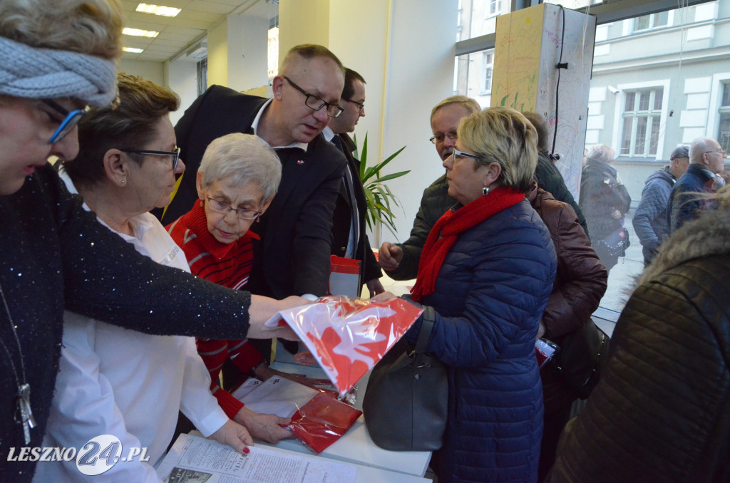 Flagi i serduszka dla leszczynian