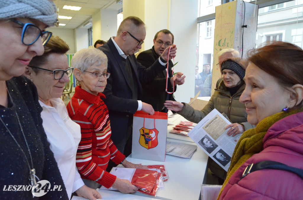 Flagi i serduszka dla leszczynian