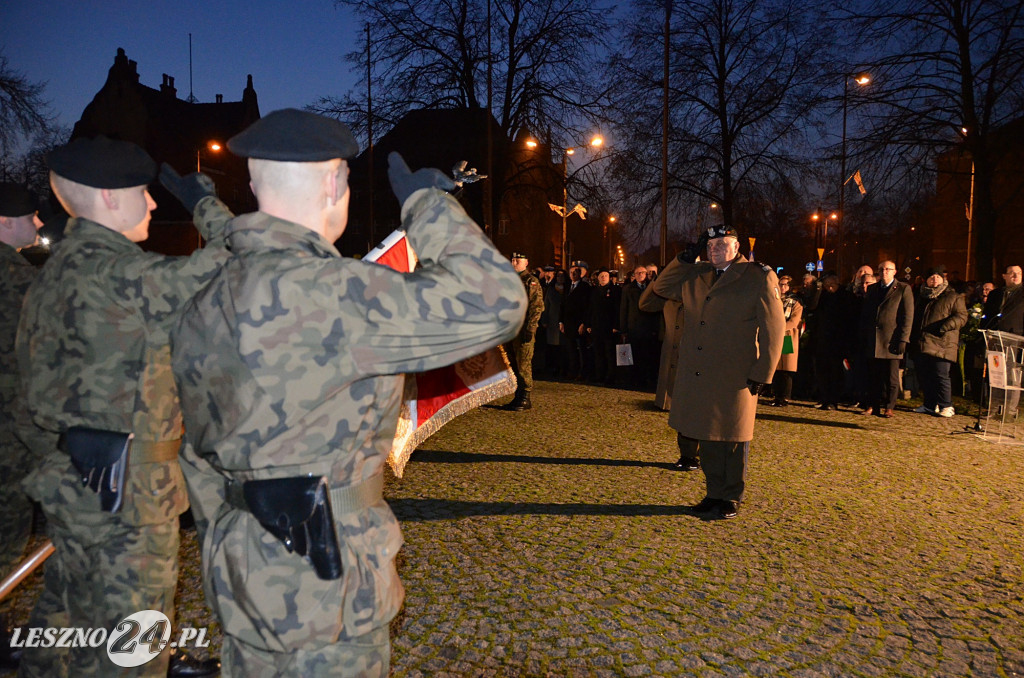 Uroczystość patriotyczna i flary  kibiców