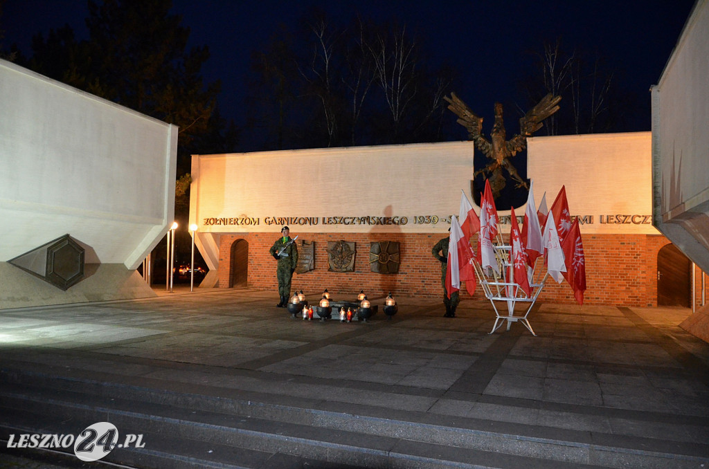 Uroczystość patriotyczna i flary  kibiców