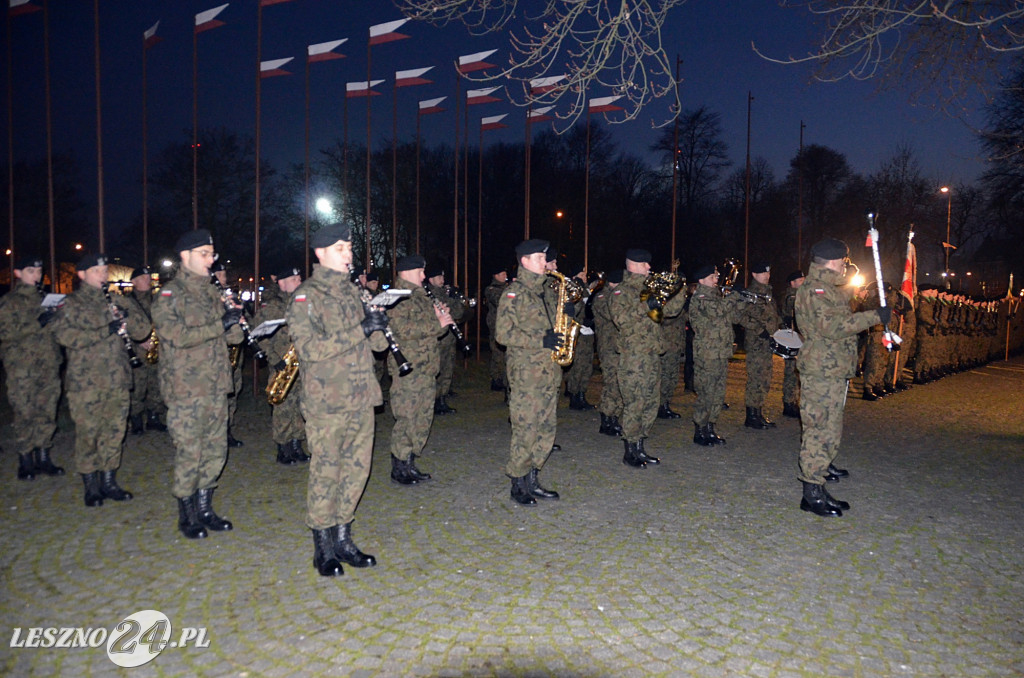 Uroczystość patriotyczna i flary  kibiców