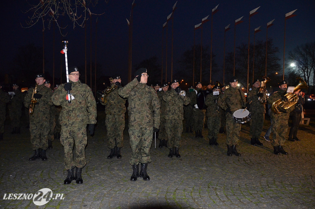 Uroczystość patriotyczna i flary  kibiców