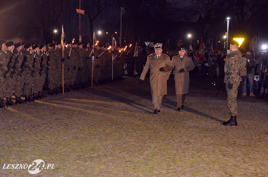 Uroczystość patriotyczna i flary  kibiców