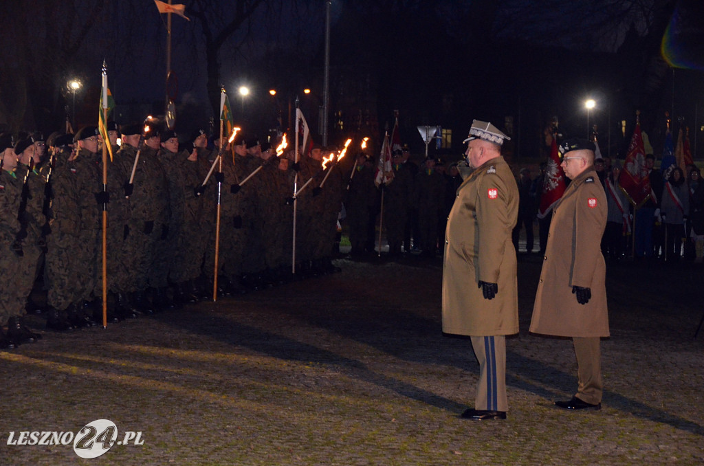 Uroczystość patriotyczna i flary  kibiców